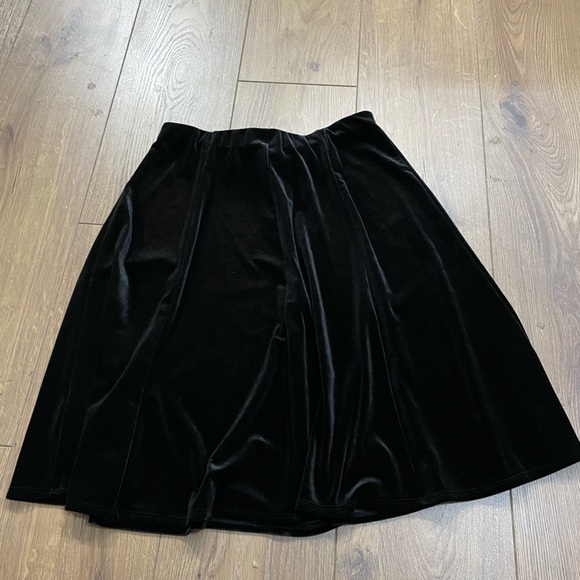 Lord & Taylor Velour A-Line Black Stretchy Skirt Size Small - Picture 2 of 4